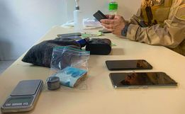 VÍDEO: Mulher é presa por suspeita de tráfico de drogas em SMOeste 