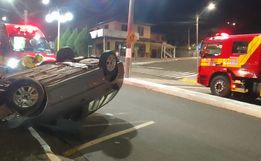 Capotamento no centro de Descanso deixa motorista ferido 