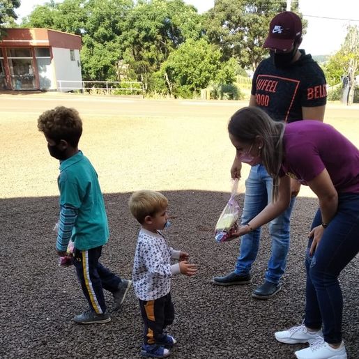 Grupo de voluntários realiza entrega de cestas de páscoa
