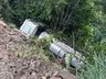 Caminhão de SMO sai da pista e cai em ribanceira na BR 163, em Guaraciaba