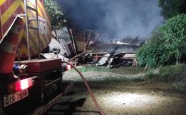 Residência é completamente destruída pelo fogo no interior de SJCedro