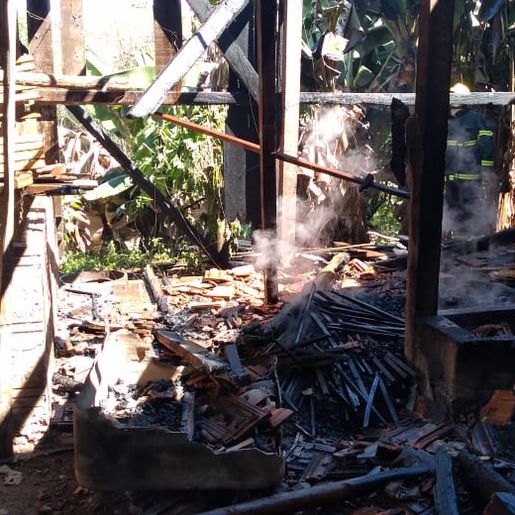 Incêndio danifica galpão em propriedade rural