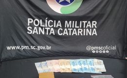 Polícia apreende mais de 570g de drogas com mulher em carro de aplicativo em SMO