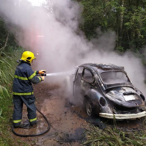 Fusca é consumido por fogo em Itapiranga 