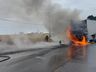 Caminhões colidem em rodovia de Palmitos e um deles pega fogo