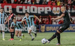 Grêmio leva 2 a 0 do Atlético-GO e perde nova chance de sair do Z-4 