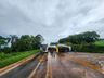 Carreta de combustível bate frontalmente em caminhão de leite