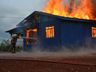 VÍDEO: Casa é destruída por incêndio em Campo Erê 
