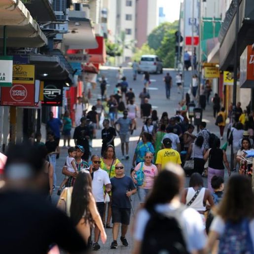 Comércio brasileiro cresce por cinco meses seguidos e bate recorde