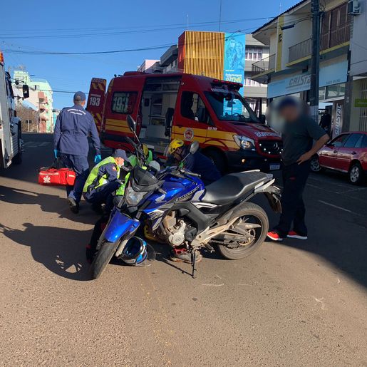 Colisão entre picape e moto deixa homem ferido no centro de SMOeste 