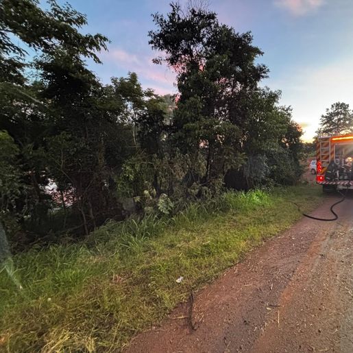 Veículo sai da pista e pega fogo às margens da SC-496, em Descanso