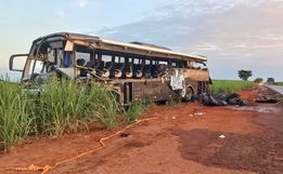 Acidente entre ônibus e carreta deixa 12 mortos no interior de SP