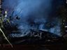 Casa fica destruída por incêndio na madrugada desta terça-feira 