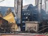 Bombeiros trabalham no rescaldo do incêndio no Super Vipi Center