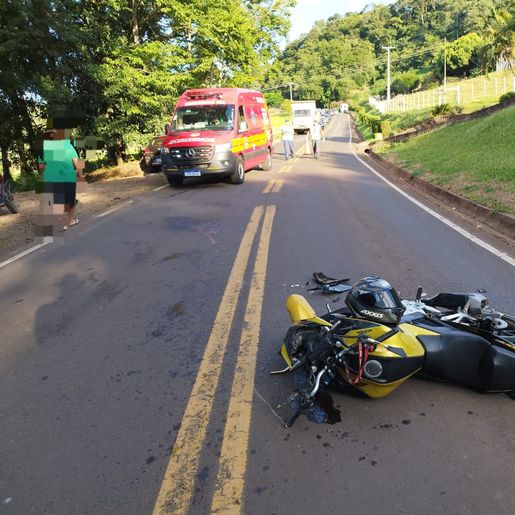  Jovem fica ferido em colisão entre moto e carro no interior de Itapiranga