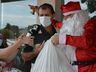 Campanha “Um presente de Natal” reúne crianças para entrega de presentes