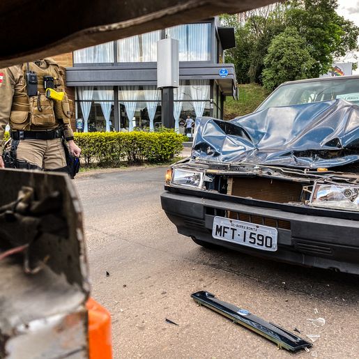 Mulher colide com carro em traseira de caminhão na Willy Barth