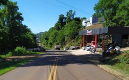 Colisão traseira deixa motociclista ferido