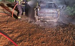 Carro bate em árvore e pega fogo em São José do Cedro