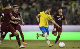 Brasil vira sobre a Venezuela e segue 100% nas Eliminatórias