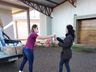 Grupo de voluntários realiza entrega de cestas de páscoa
