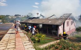 Residência em bairro de Iporã do Oeste é destruída pelo fogo