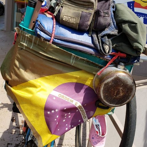 Gaúcho que viaja o Brasil com uma bicicleta Monark chega a Iporã do Oeste