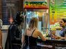 Jovem fantasiado de Batman assiste filme no Cine Peperi; fotos