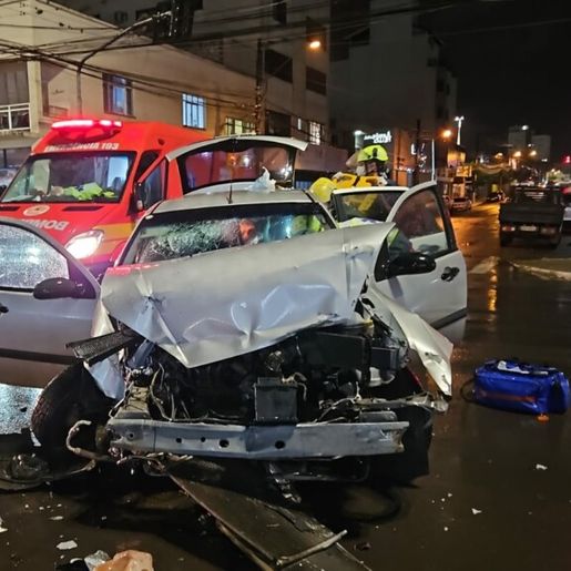 Carro colide em caminhão dos bombeiros durante atendimento a incêndio em Chapecó