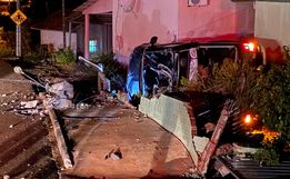 VÍDEO: Mesmo com lombada, condutor derruba poste e invade casa em SMO 