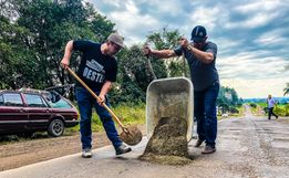 VÍDEO: em sinal de protesto, moradores tapam buracos na BR-163