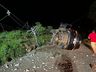VÍDEO: Camioneta sai da pista, se choca contra postes e capota em SMOeste 