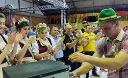 Música, emoção e sangria do barril marcam abertura da 29ª Oktoberfest; FOTOS
