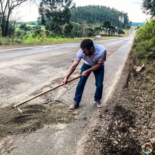 VÍDEO: em sinal de protesto, moradores tapam buracos na BR-163