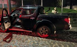 Mulher é presa por embriaguez ao colidir camionete em poste