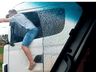VÍDEO: Caminhoneiros são flagrados dirigindo com corpo para fora da cabine