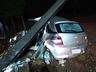 Jovens escapam com lesões leves em acidente de carro contra poste