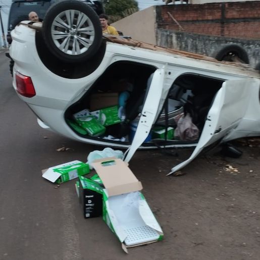 Condutor perde controle e capota veículo no centro de Campo Erê 