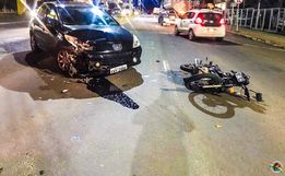 Colisão entre carro e moto deixa homem ferido na Willy Barth