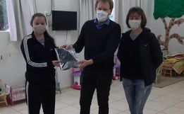 Santa Helena mantém entrega de agasalhos mesmo sem aulas presenciais