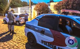 Mulher colide carro em veículo estacionado em São Miguel do Oeste