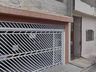 Menina de 3 anos amarrada com cabos de TV é resgatada pela polícia