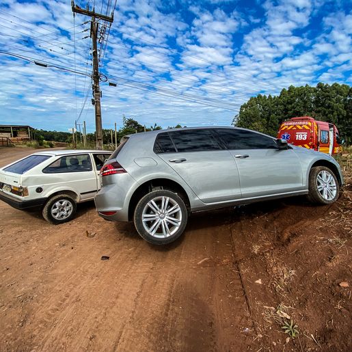 Colisão entre carros deixa mulher levemente ferida em SMO