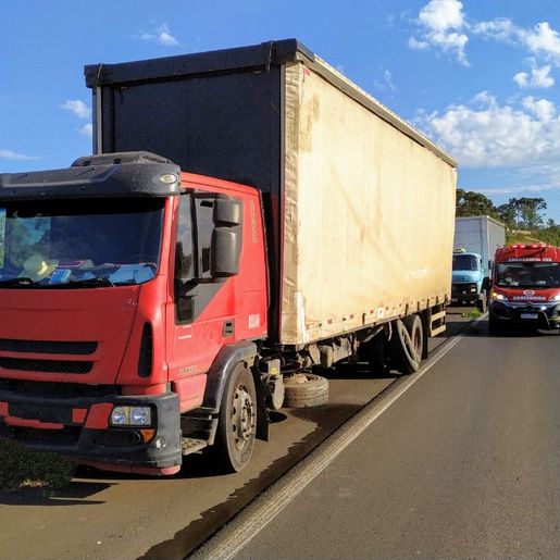 Motorista fica preso nas ferragens em acidente na BR-282