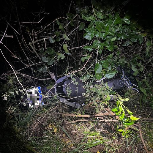 Motociclista sai da pista e cai em barranco às margens da SC 492 