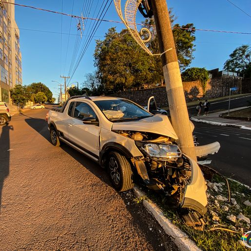 VÍDEO: Motorista colide com o carro em poste no centro de São Miguel do Oeste