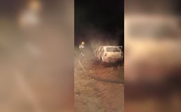 Incêndio destrói carro estacionado no centro de Bandeirante