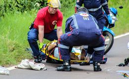 Colisão entre moto e caminhão deixa dois gravemente feridos entre SMOeste e Bandeirante 