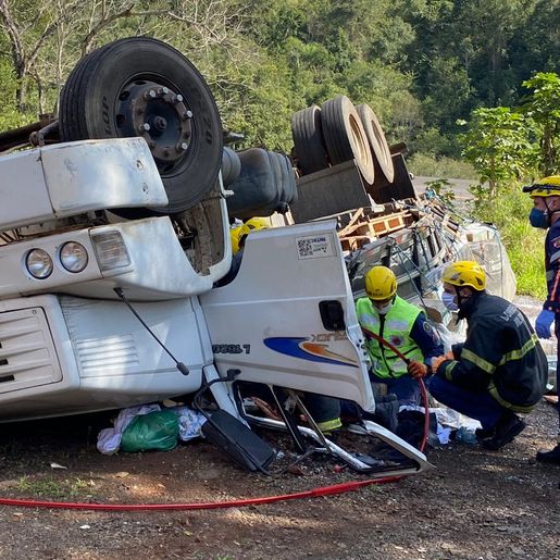 Tombamento de caminhão deixa condutor ferido na BR-282 entre SMOeste e Maravilha 