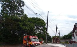 Jovem fica ferido em colisão entre moto e carro no centro de Iporã do Oeste